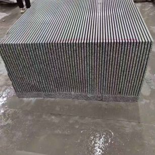 来宾芝麻白毛板荒料切割