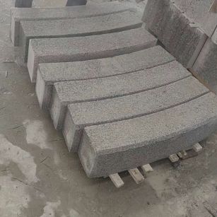 来宾芝麻白弧形路牙石