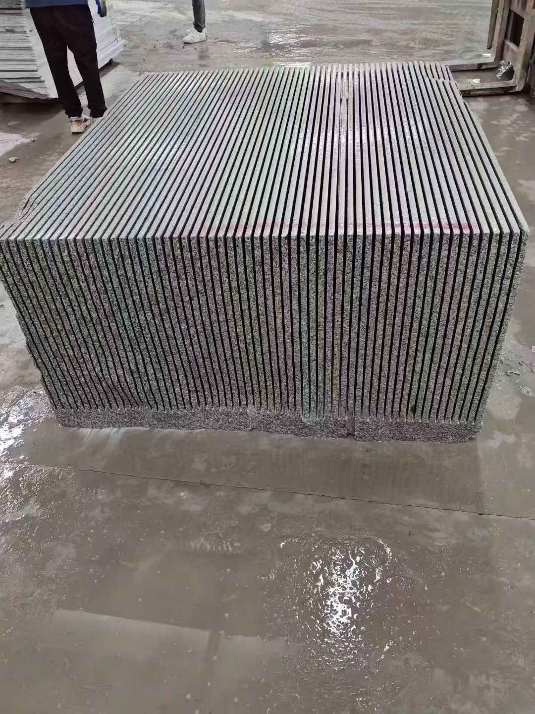 来宾芝麻白毛板荒料切割