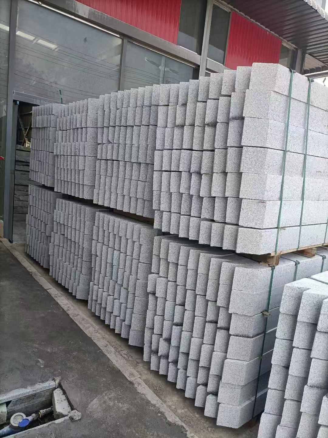 来宾芝麻白树围石 树池