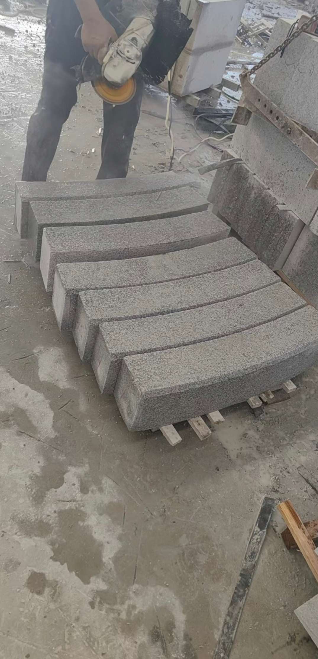 来宾芝麻白弧形路牙石