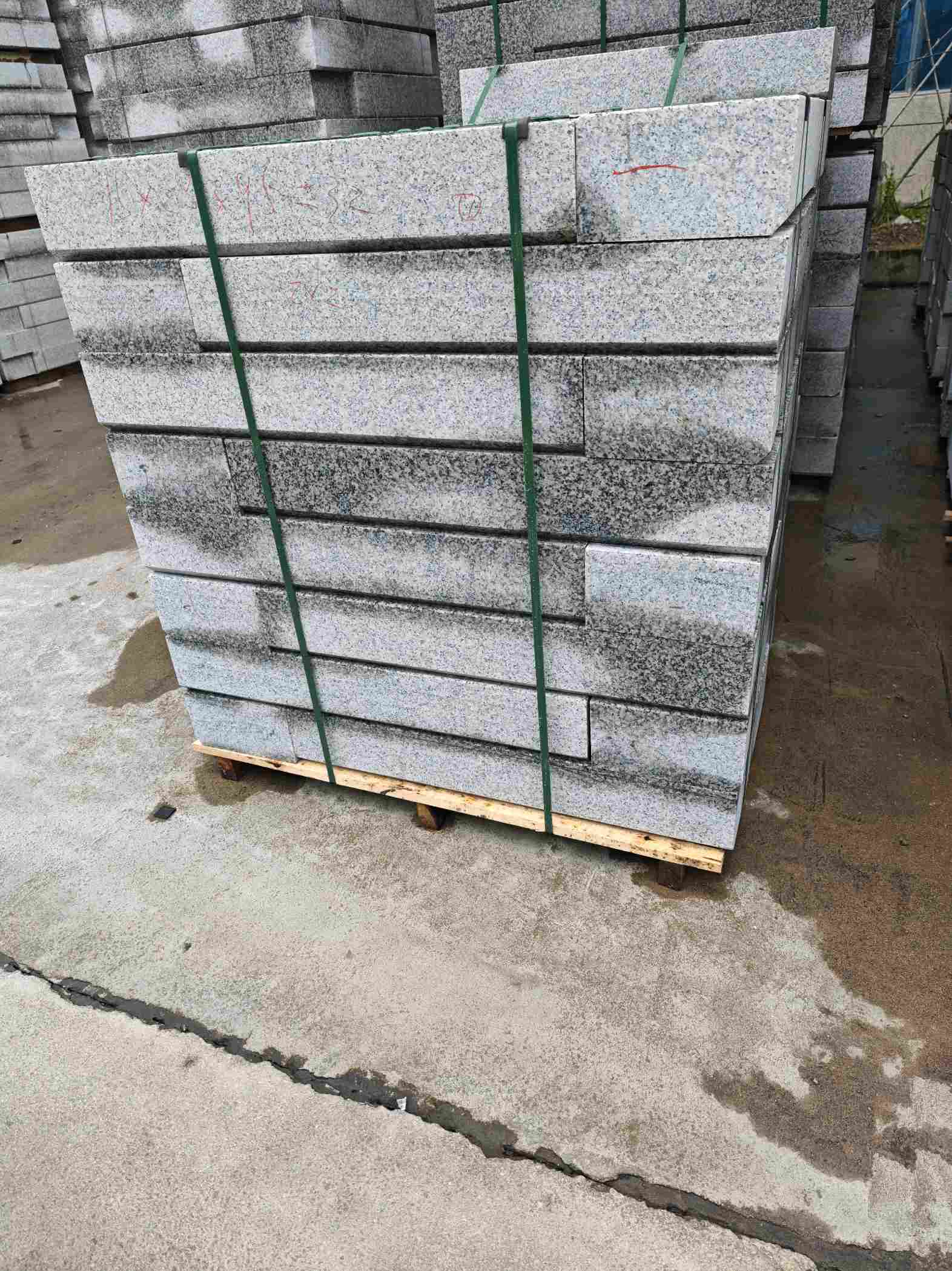 来宾芙蓉白路牙石，马路牙子