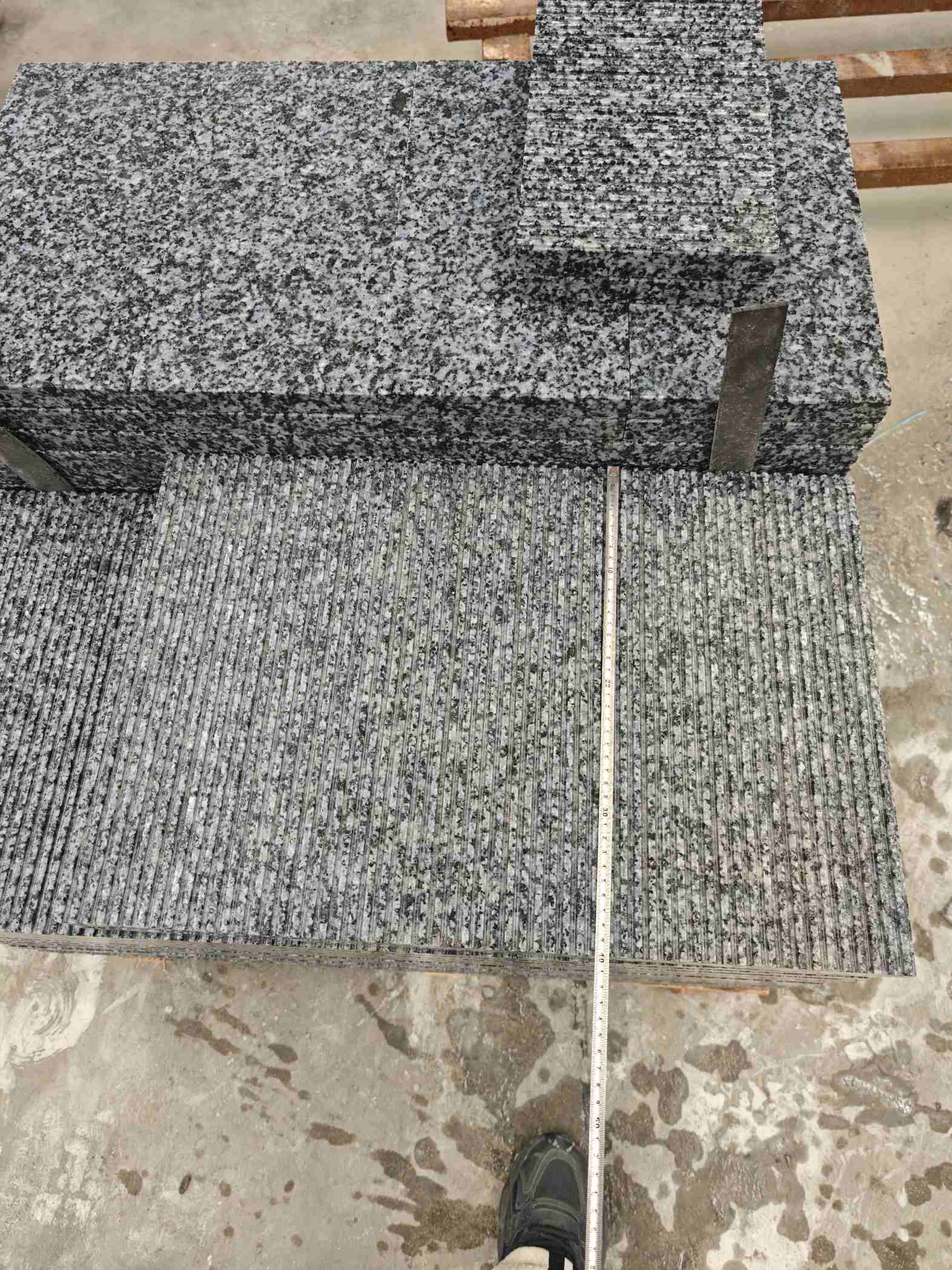 来宾芝麻黑拉丝面