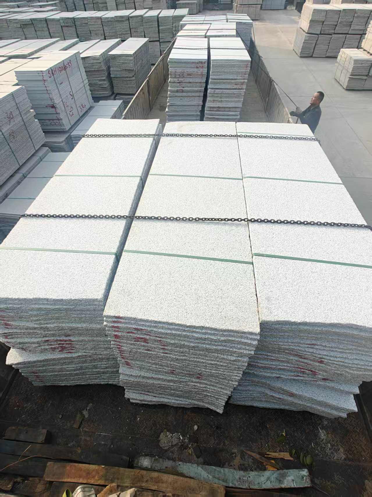 来宾芝麻白毛板，石材毛板