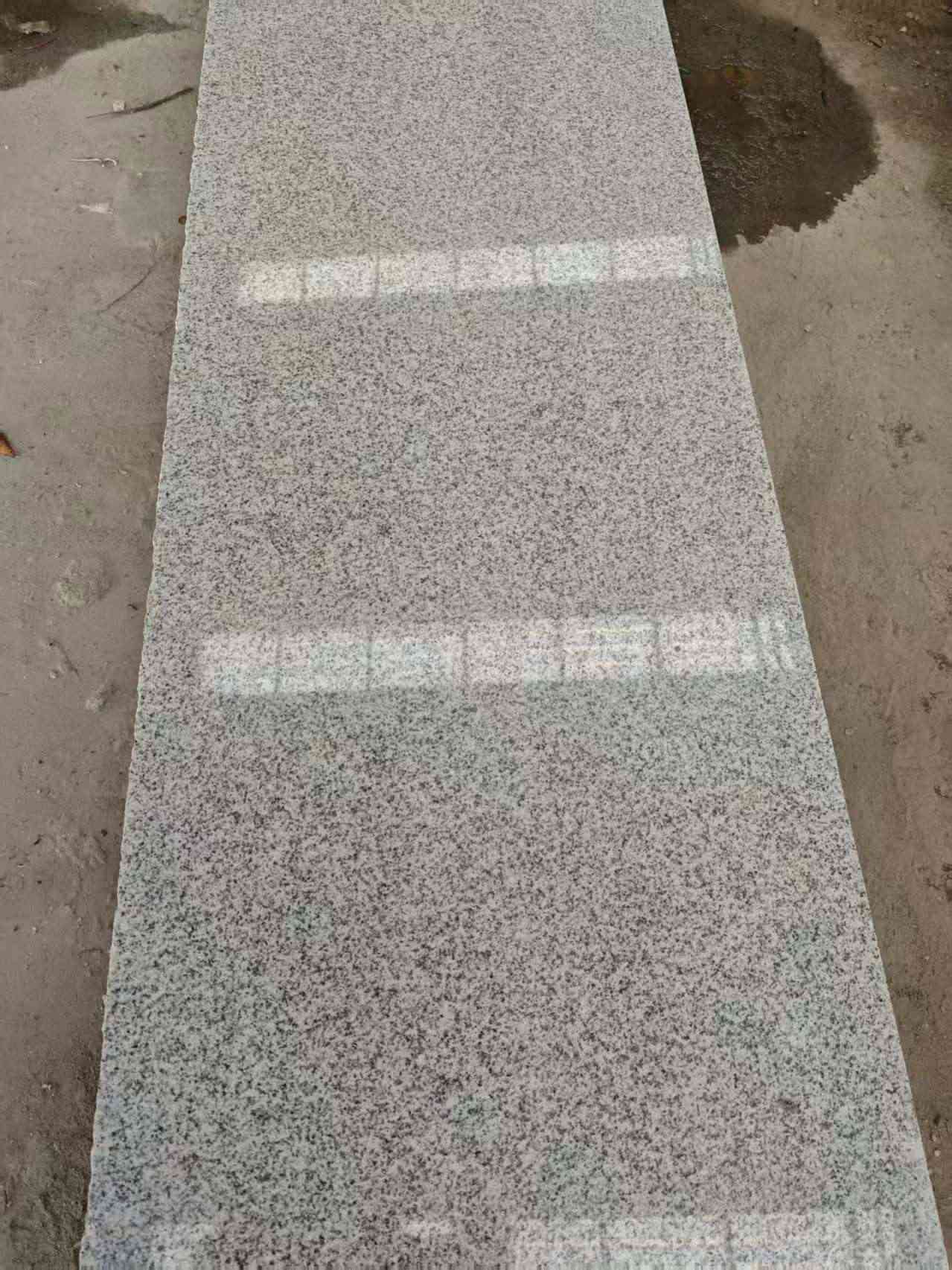 来宾芝麻白光面毛板