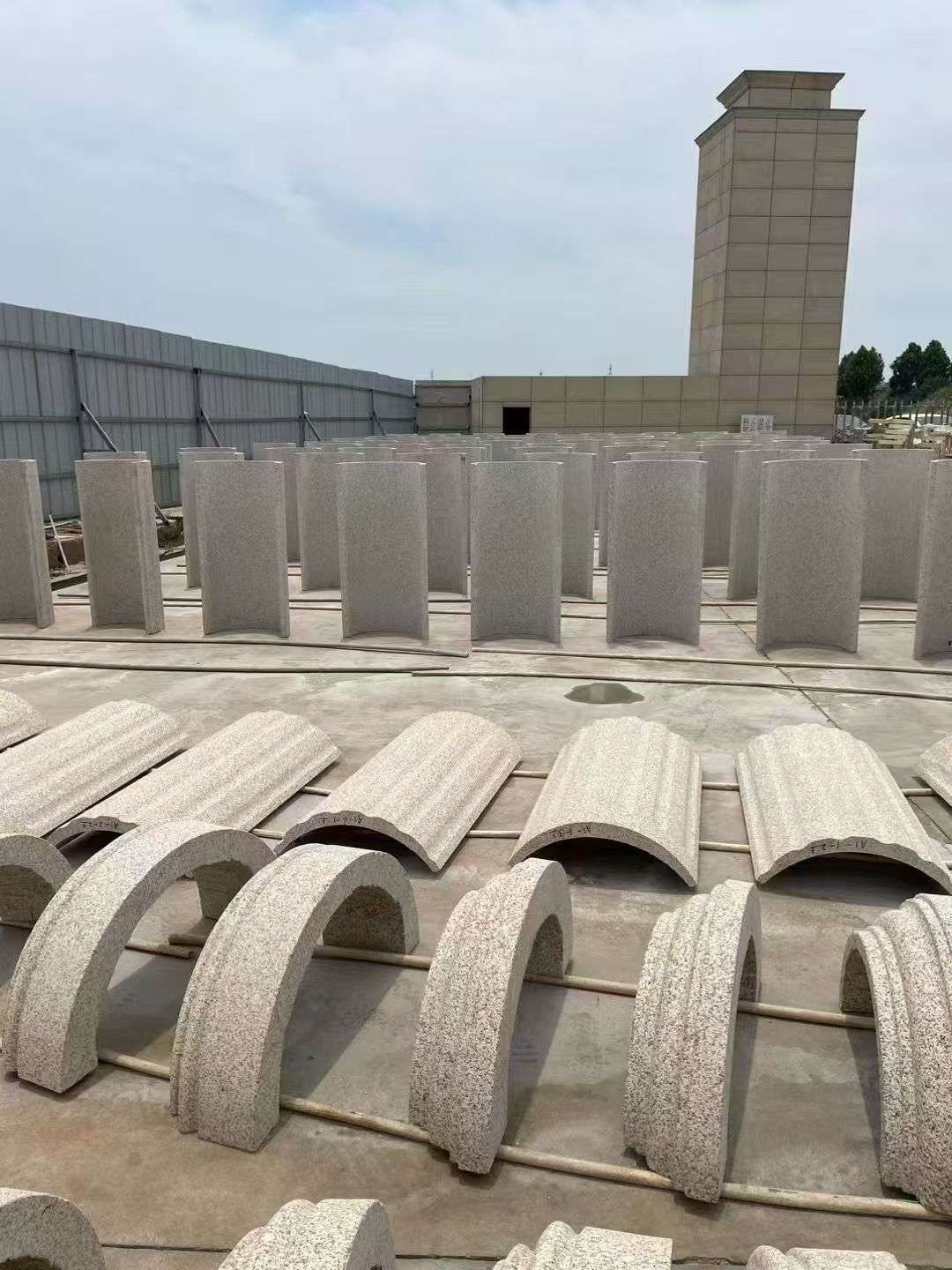 来宾黄金麻别墅柱皮 异形 线条定制